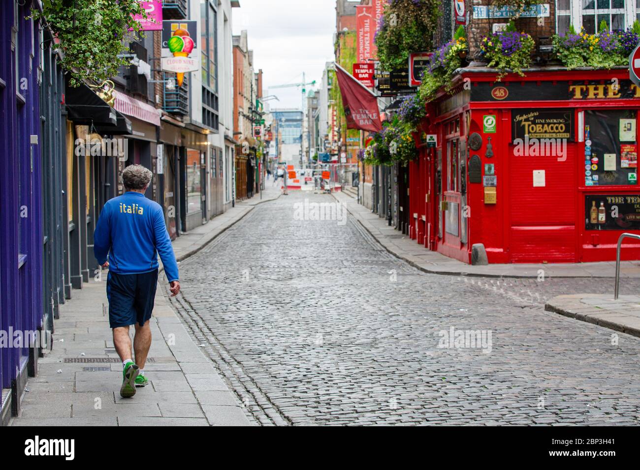 Verlassene gepflasterte Dublin`s Temple Lane mit dem Temple Bar Pub im Hintergrund beliebtes Touristenziel wegen der Sperrung der Covid-19-Pandemie geschlossen. Stockfoto